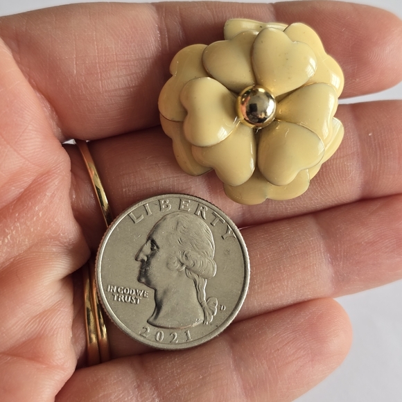 Vintage brooch flower cream colored enamel Gold tone floral pin - Picture 6 of 9